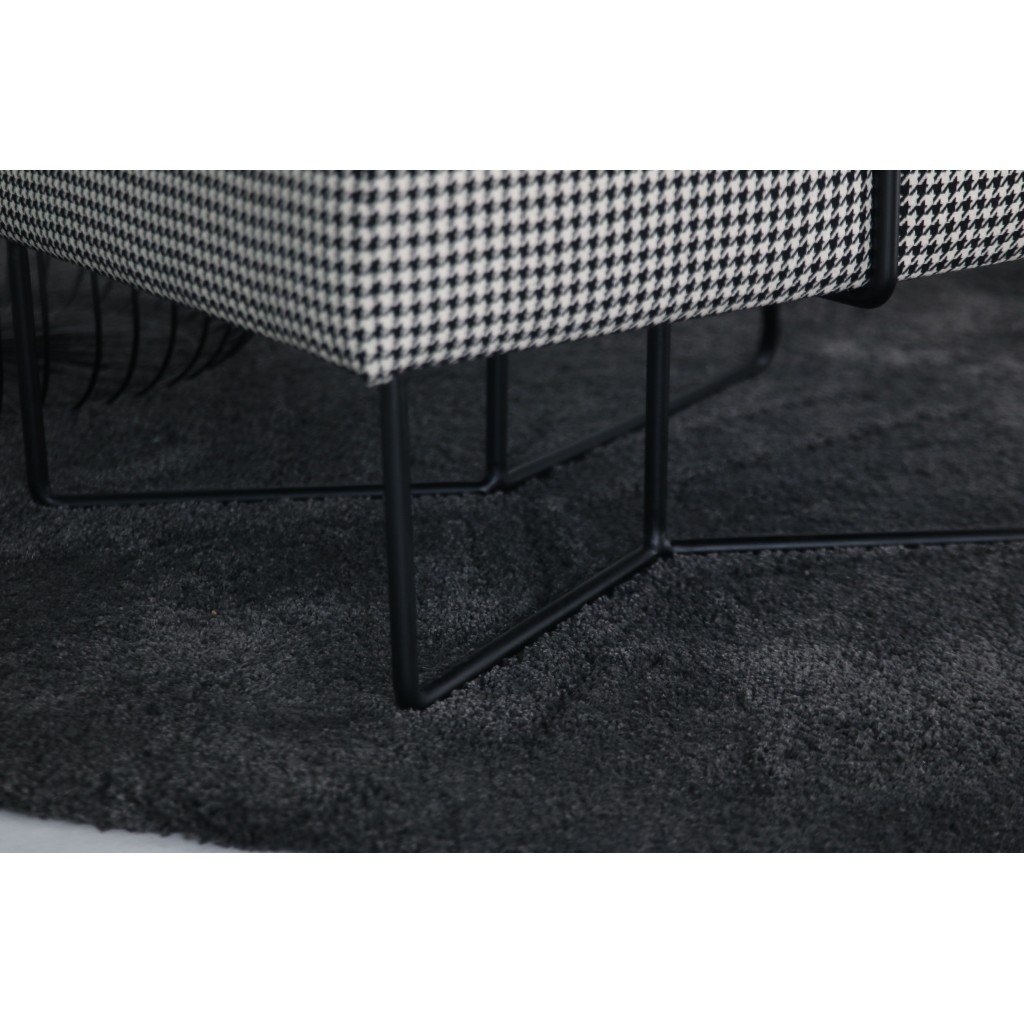 Chaise design avec accoudoirs LARA en tissu pied de poule noir et blanc