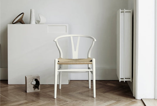 White Iconic Scandinavian chairs and lounge chairs by Diiiz.com