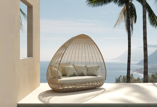 How to Choose Between an Outdoor Sun Lounger and a Garden Daybed?