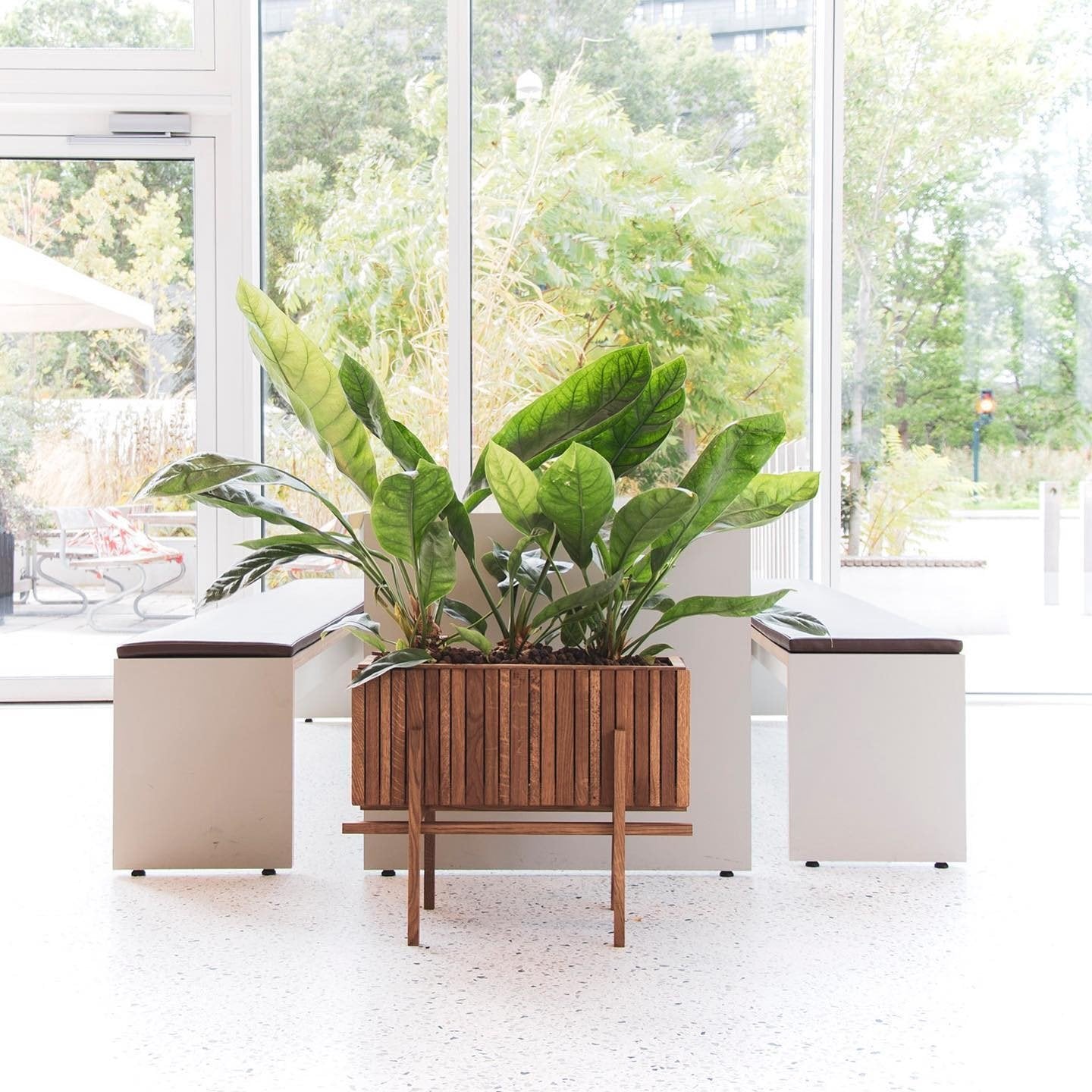 GrowWide planter on legs - Squarely 