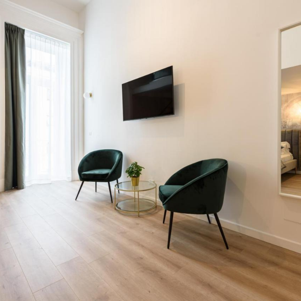 CHR armchair with Samia armrests