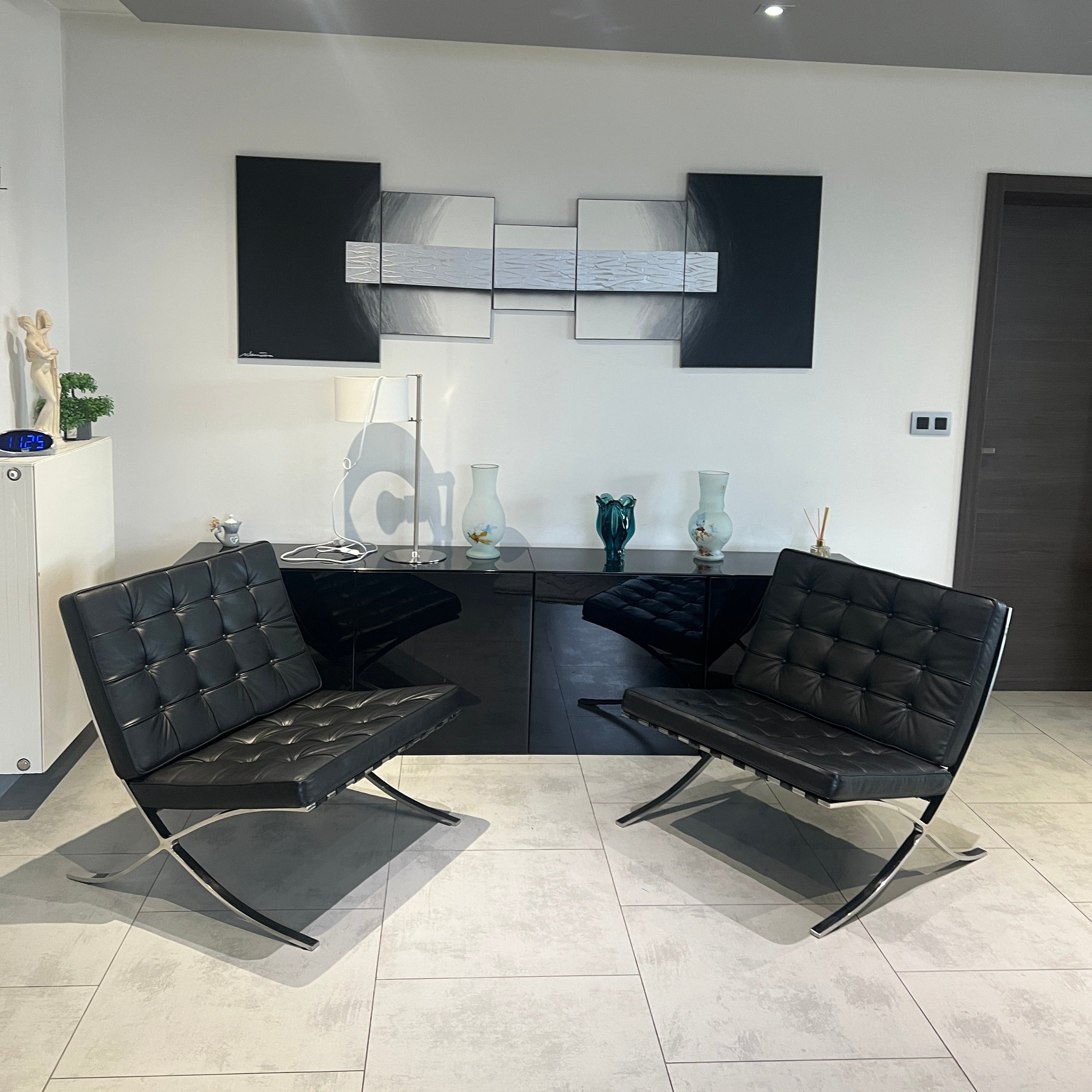 Barcelona Chair - Black leather replica - expo model