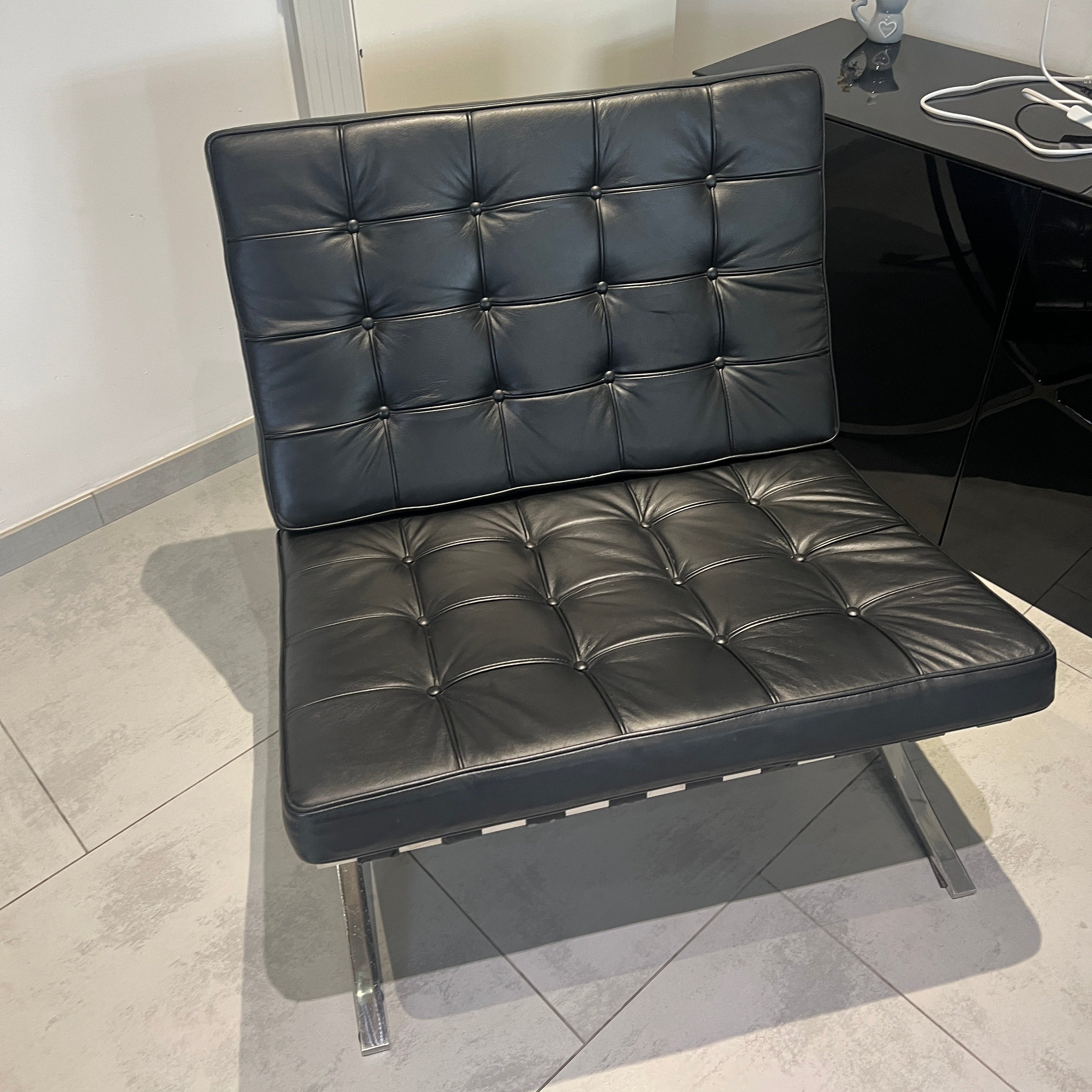 Barcelona Chair - Black leather replica - expo model