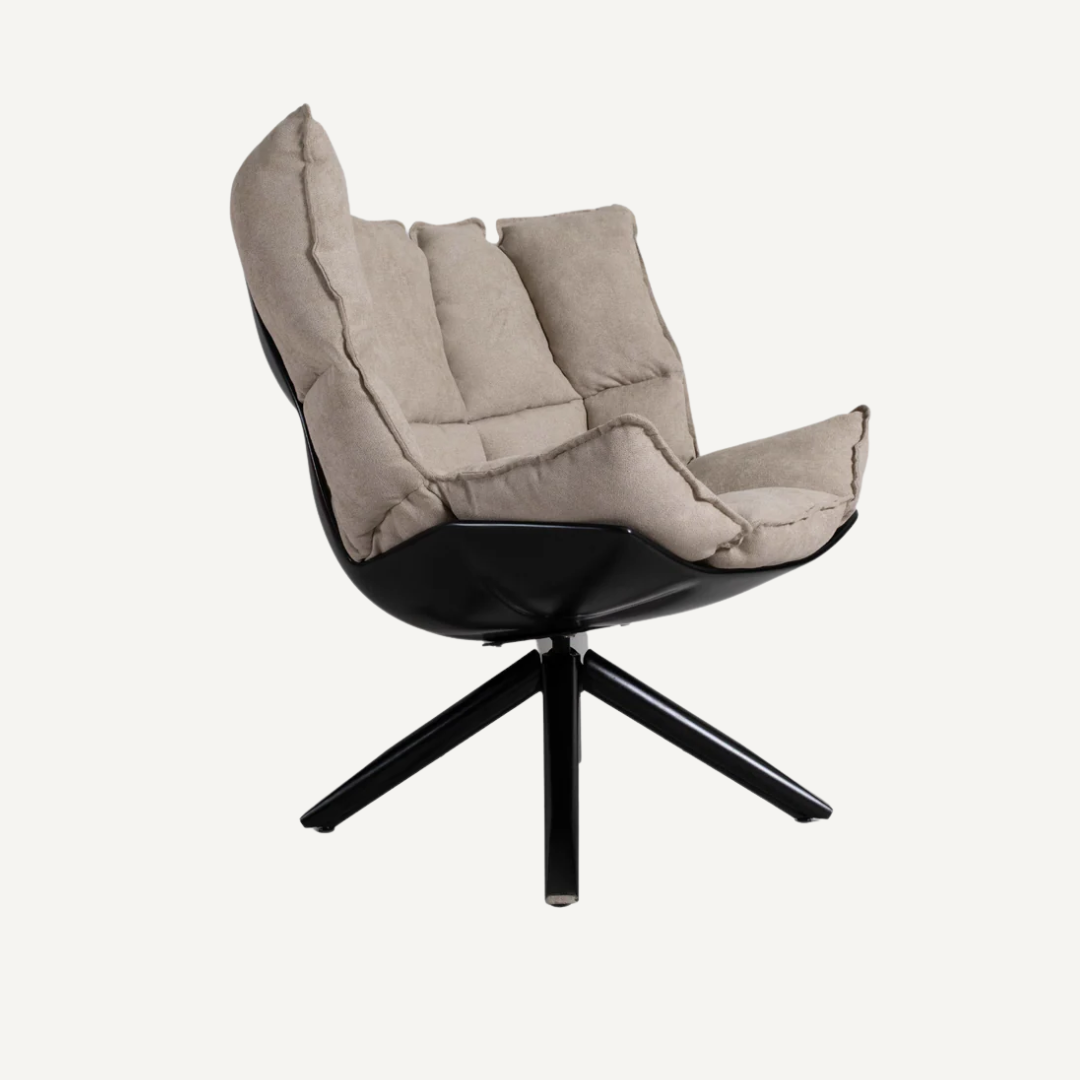 Lounge chair with Husky cushion