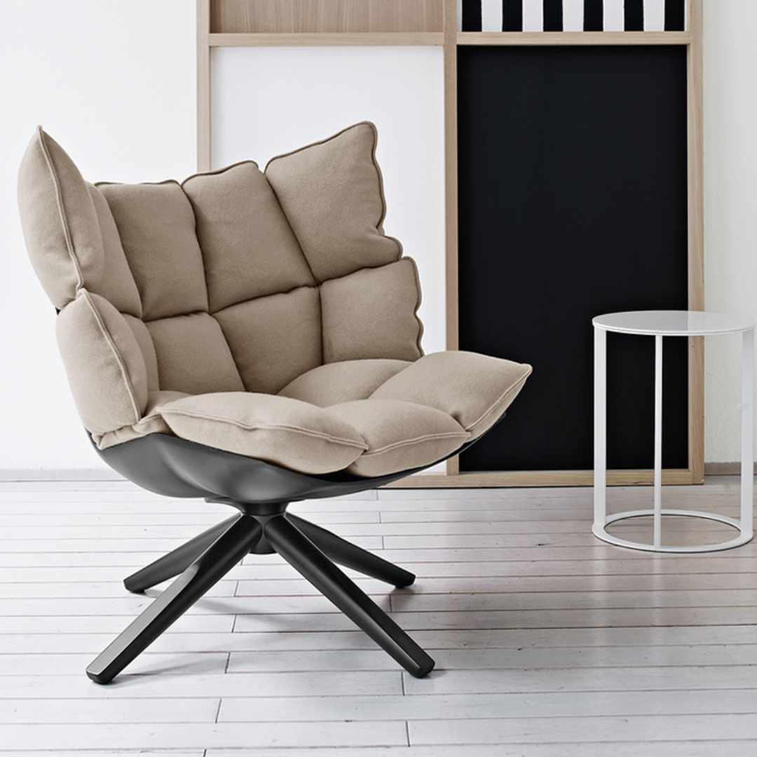 Lounge chair with Husky cushion