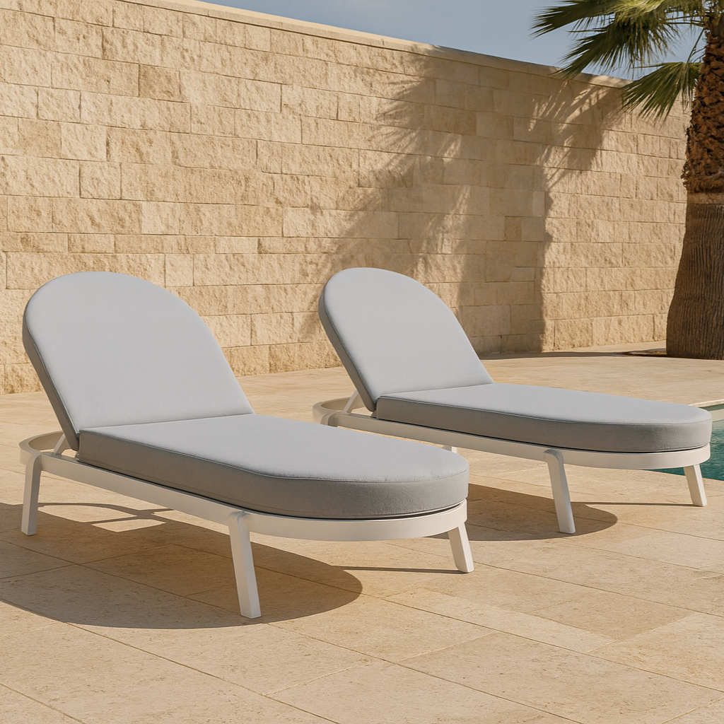 Comfortable poolside bed Solaria