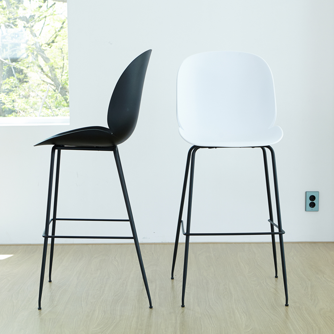 Lot de 2 tabourets de bar Bella en plastique noir, 75 cm