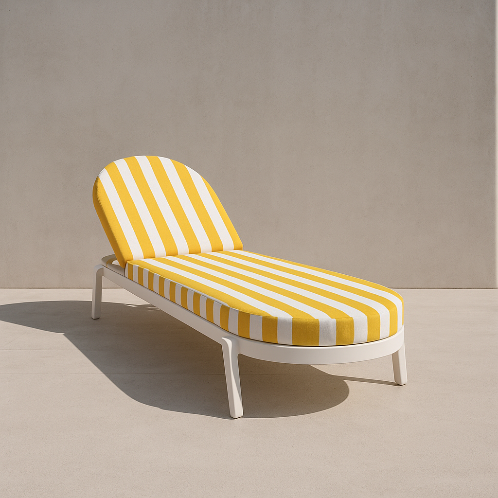 Comfortable poolside bed Solaria