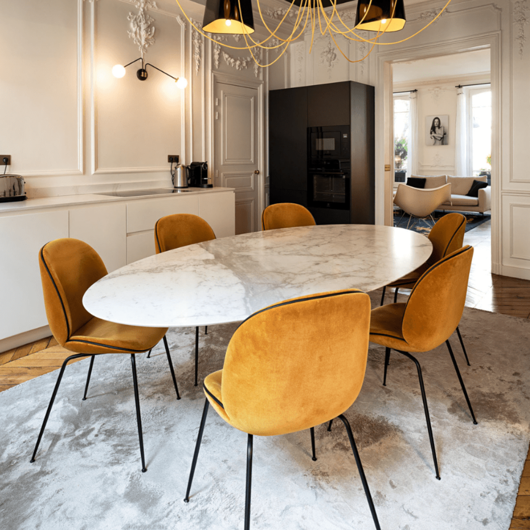 Oval marble Tulip Table Saarinen