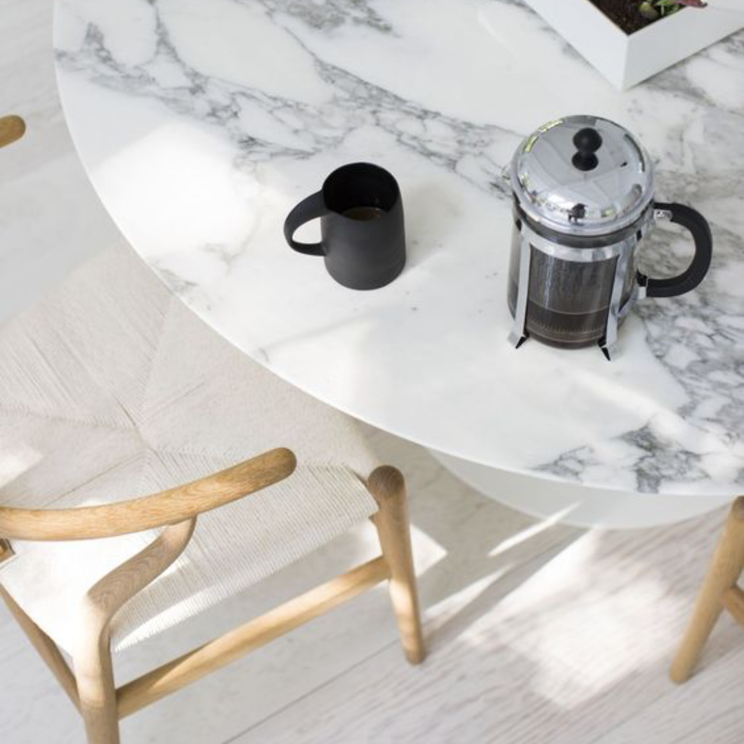 Oval marble Tulip Table Saarinen