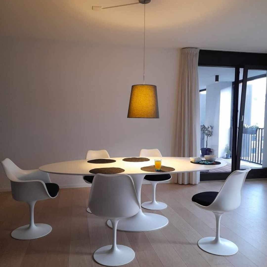 Oval wooden Tulip Table Saarinen