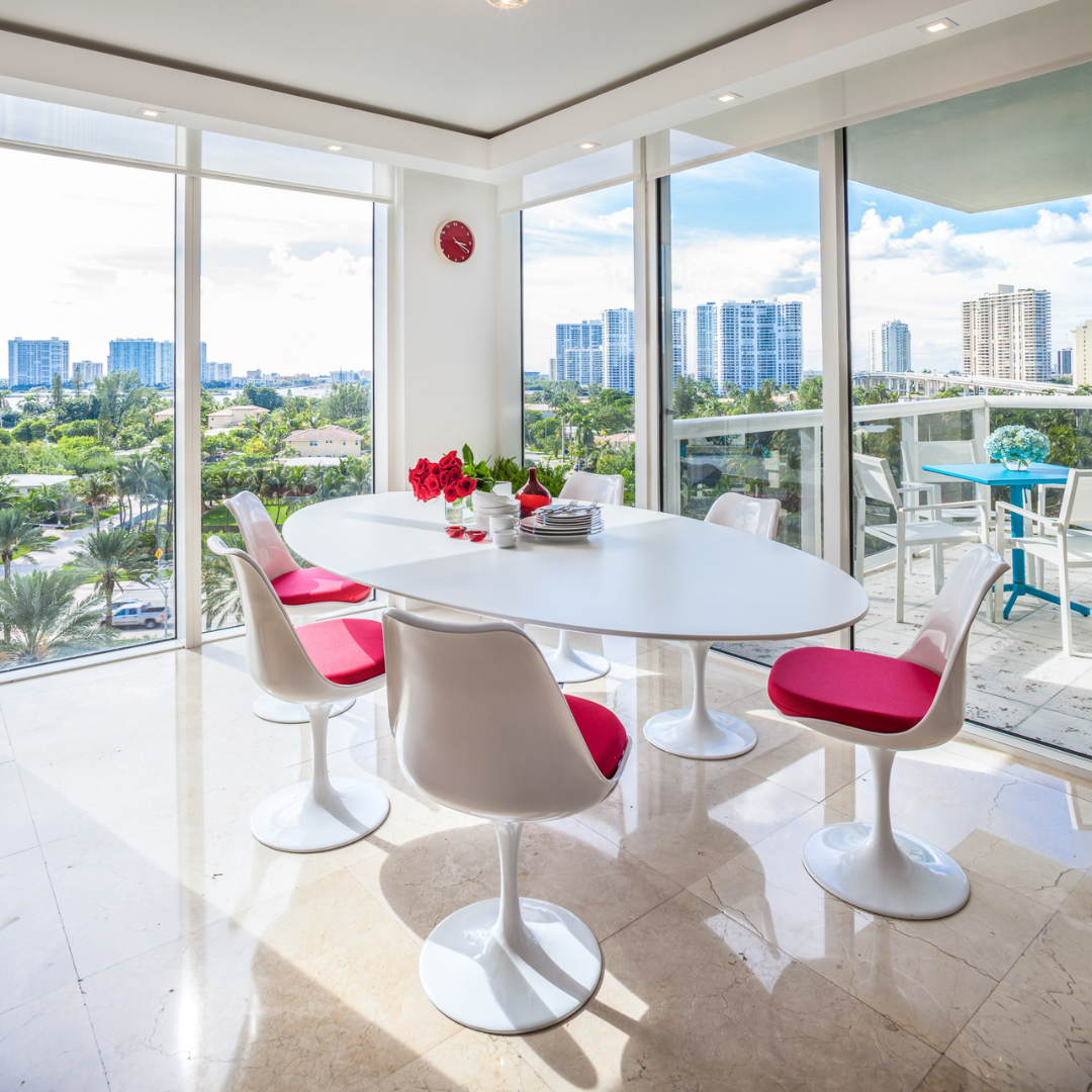 Oval wooden Tulip Table Saarinen