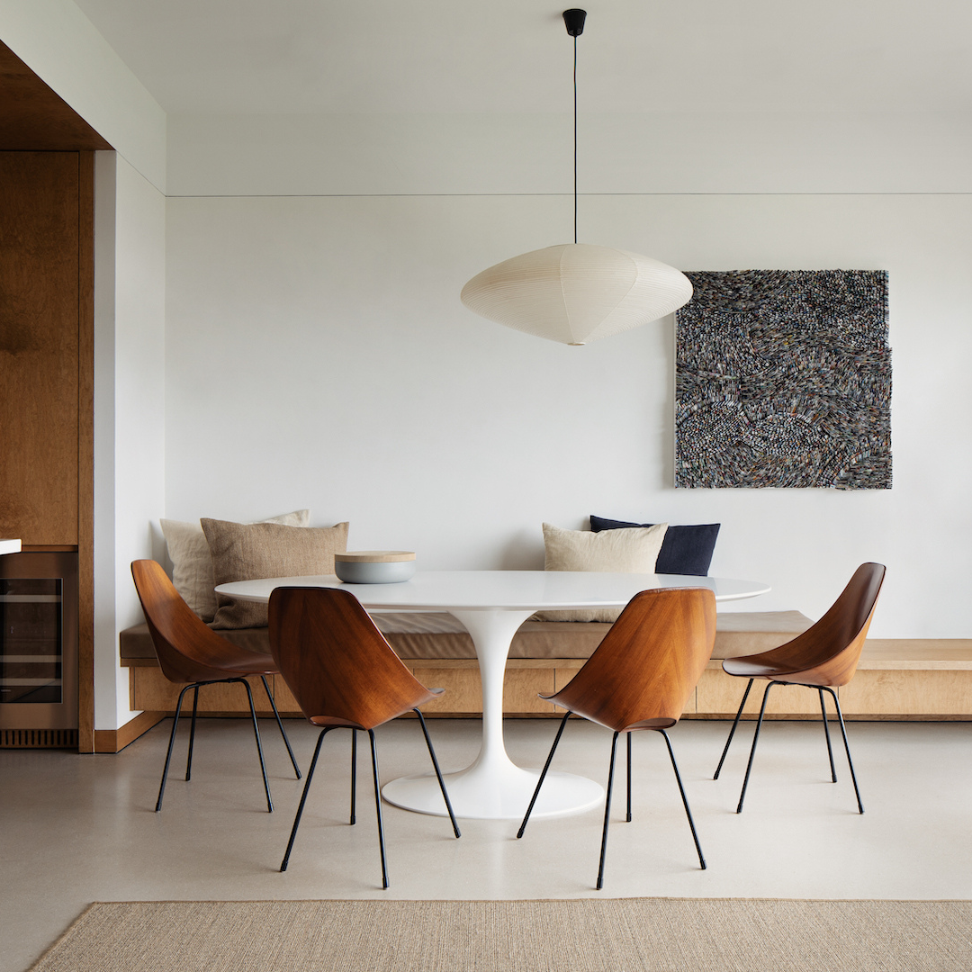 Oval wooden Tulip Table Saarinen