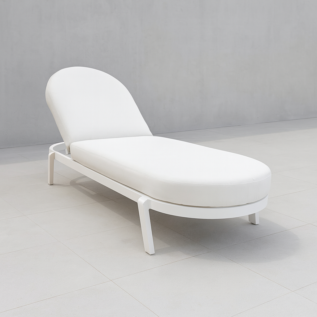 Comfortable poolside bed Solaria