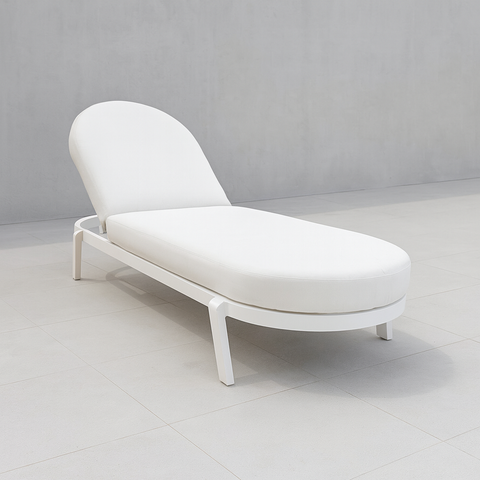 Comfortable poolside bed Solaria