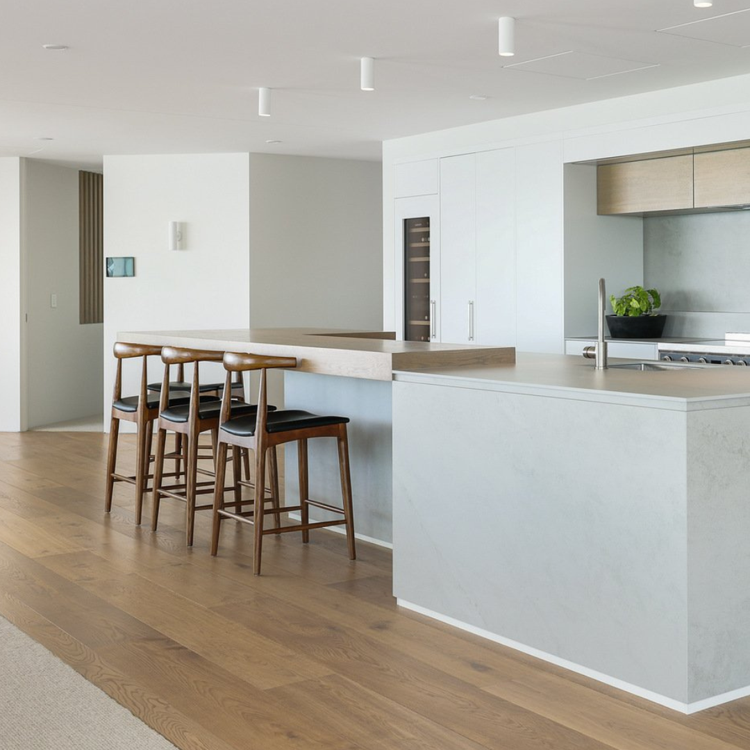 Elbow wooden bar stool - 65 cm